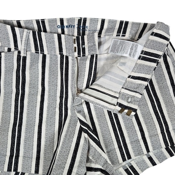 Old Navy Pixie Chino Shorts Black White Stripe Womens‎ Size 4 - Picture 3 of 9